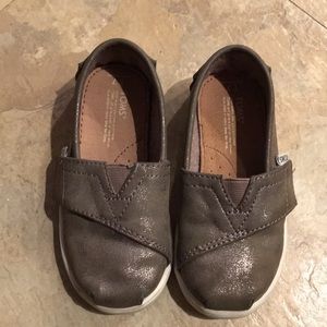 Kids Toms size T7, Gunmetal color